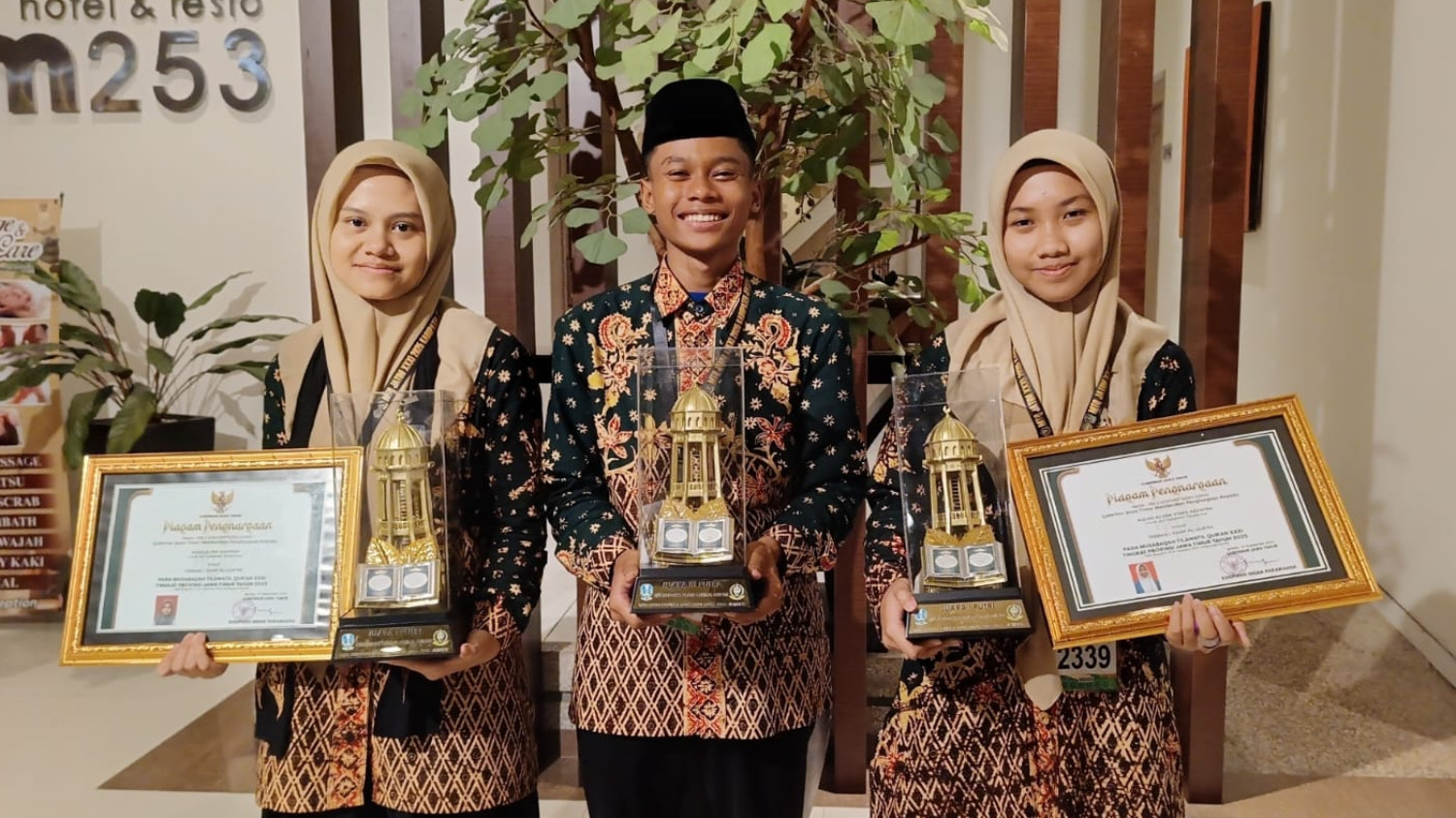 https://man4banyuwangi.sch.id/uploads/img/banner/peserta-didik-mewangi-sukses-harumkan-kab-banyuwangi-is3Pi.png